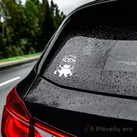 Lipdukas ant automobilio kėbulo su rekomenduojamu padangų slėgiu ir dydžiais