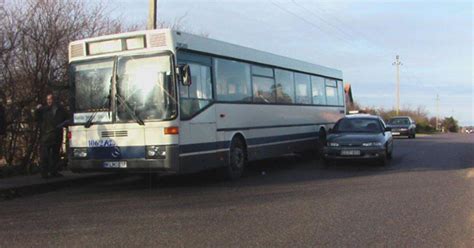Vairuotojas, vairuojantis geltoną keleivinį autobusiuką arba mokyklinį autobusą, vežantis žmones