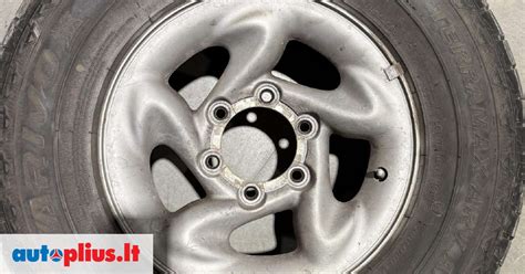 Detalus naudoto R15 ratlankio vaizdas, demonstruojantis tvirtinimo skylutes