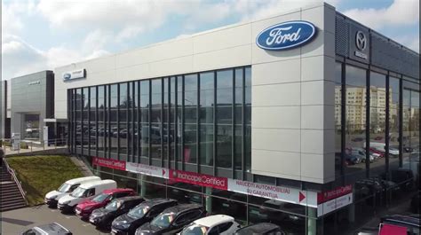 Modernus Ford automobilių salono fasadas su LED apšvietimu