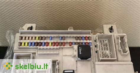 Schematinis Volvo S80 galinio žibinto išdėstymas su lemputėmis