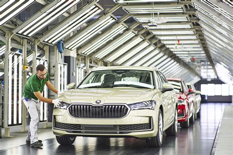 Škoda Superb antros kartos modelio nuotrauka iš šono, pabrėžianti ilgą ratų bazę ir elegantišką dizainą