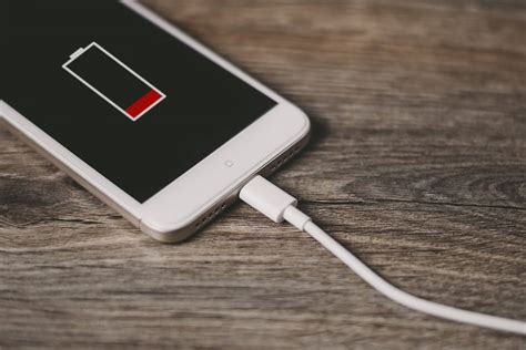 Infografika, vaizduojanti telefono baterijos keitimo etapus