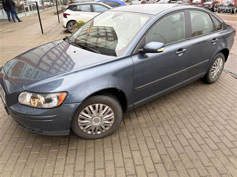 Teminis Volvo S40 (2005 m.) automobilio Prienų miesto fone nuotrauka