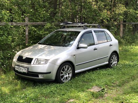 Skoda Fabia Mk1 variklio skyriaus saugiklių dėžės vieta virš akumuliatoriaus