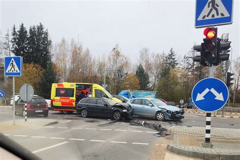 Pavaizdavimas: automobilis sankryžoje baigia posūkį degant raudonai šviesai, o iš kitos pusės artėja automobilis, kuriam ką tik užsidegė žalia šviesa.