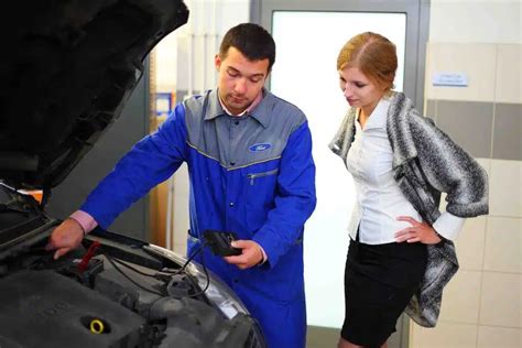 Serviso darbuotojas tikrina automobilio stabdžių sistemą