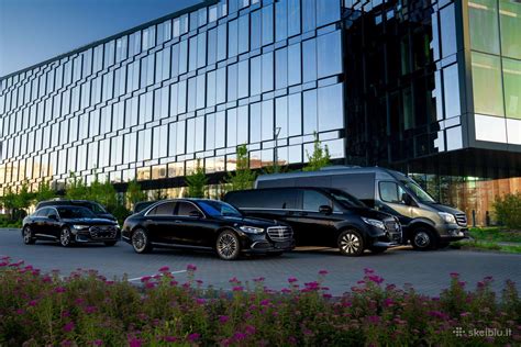 Prabangus Mercedes-Benz automobilis su vairuotoju Vilniuje