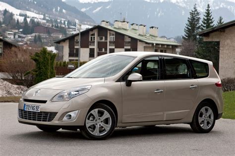 Thematic photo of Renault Grand Scenic 2011 driving on a road with family