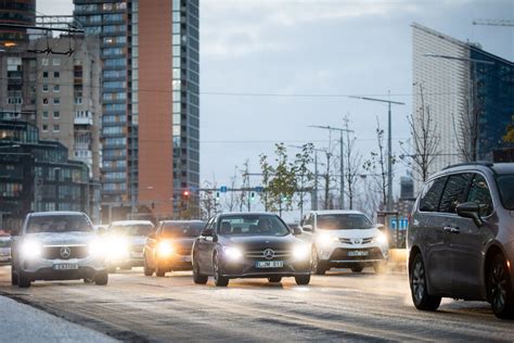 Tematinė nuotrauka su mirksinčiais avariniais žibintais ant automobilio kelio aplinkoje