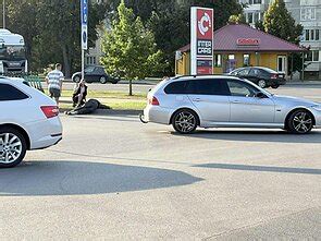 Automobilis važiuoja dideliu greičiu magistralėje
