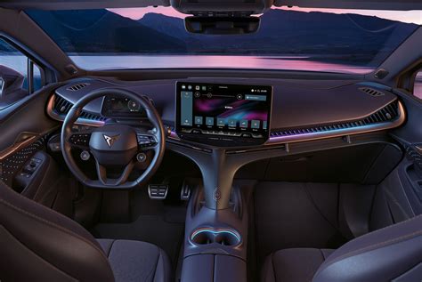 Vaizdas į Cadillac BLS interjerą, rodantis prietaisų skydelį ir sėdynes