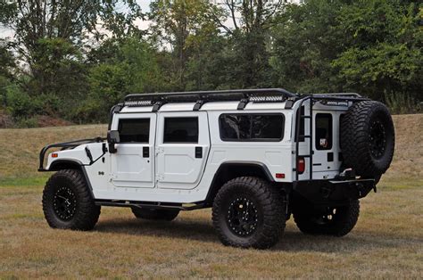 Nuotrauka: žmonės važiuojantys bekelės visureigiu „Hummer H1“