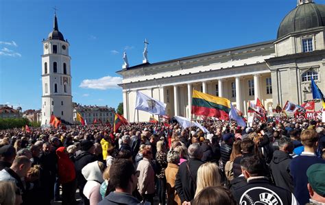 Nuotrauka: grupė žmonių švenčianti gimtadienį karinio parko teritorijoje