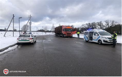 Sunkvežimio vairuotojas daro pertrauką po ilgos kelionės