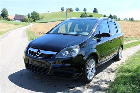 Themafoto: Opel Zafira in einer Familienumgebung, vorzugsweise die Generation A oder B
