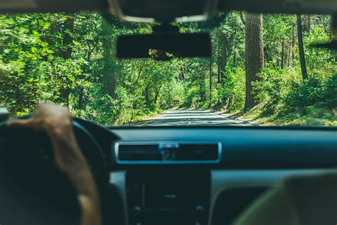 Teminė nuotrauka: automobilis važiuoja automagistrale saulėtą vasaros dieną