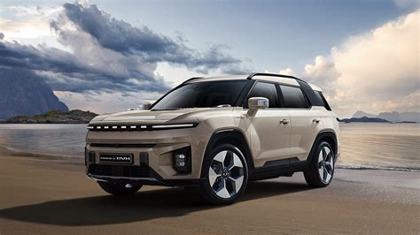 Interjero nuotrauka KGM Torres EVX su dviem dideliais ekranais