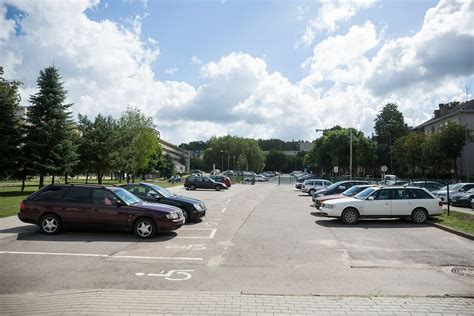 Teminė nuotrauka: naudotas Peugeot 406 stovėjimo aikštelėje