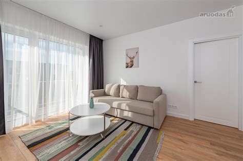 Salono nuotrauka, išryškinanti erdvią architektūrą ir kokybiškas apdailos medžiagas.