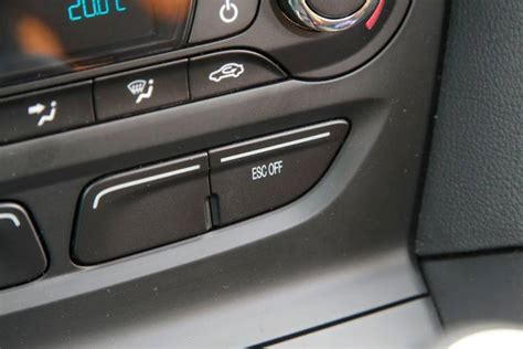 Automobilio salone esantis ESP arba ASR išjungimo mygtukas