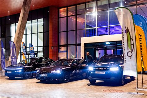 Automobilio perdavimo ceremonija salone
