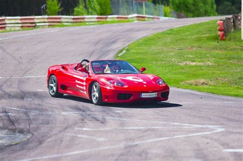 Superautomobilio vairavimas lenktynių trasoje