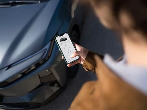 Iliustracija: Skaitmeninio raktelio naudojimas su išmaniuoju telefonu ir Toyota automobiliu