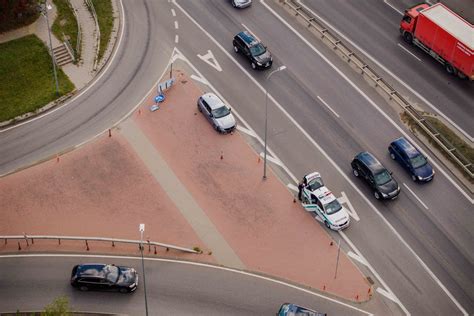 Eismo įvykio vieta, kurioje apgadintas automobilis atsitrenkė į infrastruktūros objektą