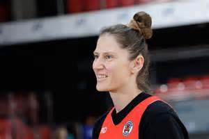 Nuotrauka, iliustruojanti skirtumus tarp JAV ir Europos automobilių žibintų (pvz., raudoni JAV posūkiai prieš oranžinius EU).