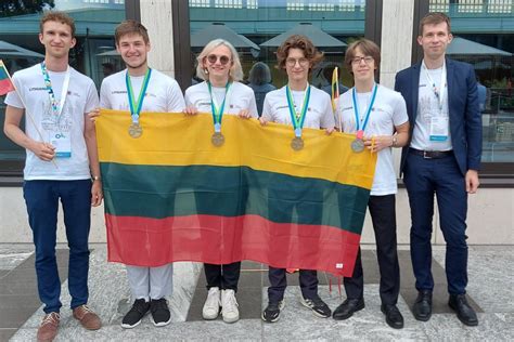 Tematinė nuotrauka: moksleiviai su medaliais mokslo olimpiados apdovanojimuose