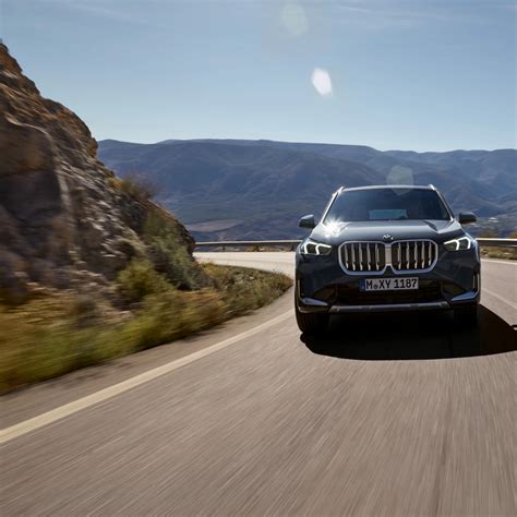 BMW X1 bendras vaizdas: kompaktiškas SUV mieste