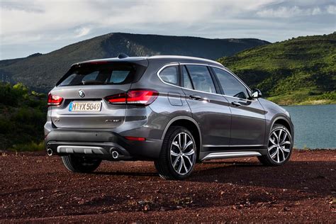 BMW X1 važiuojantis vingiuotu keliu, pabrėžiant valdymą
