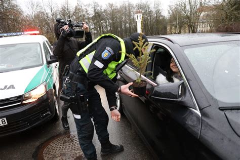 Avarijos vieta Naujojoje Vilnioje su apgadintais automobiliais ir policijos pareigūnais
