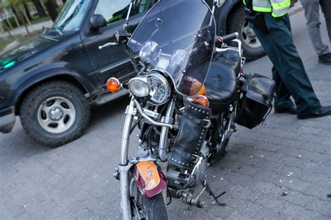 Motociklo ir automobilio susidūrimo vieta Antakalnio gatvėje su avariniu transportu
