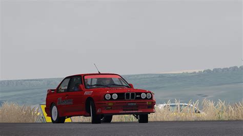 Ignas Daunoravičius su savo BMW E30 drifto trasoje