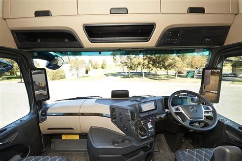 „Mercedes-Benz Actros“ GigaSpace kabinos interjeras, išryškinantis komfortą, erdvę ir ergonomiką