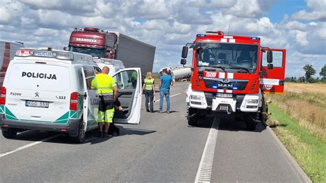Vaizdas iš oro į avarijos vietą kelyje Via Baltica su lengvuoju automobiliu ir vilkiku