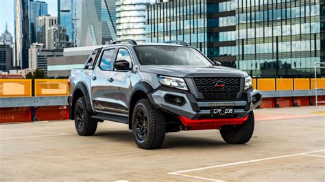 Nissan Navara važiuojantis bekele