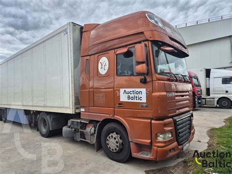 Sunkvežimis DAF FTXF105 su puspriekabe, nuvirtęs nuo tilto ir apvirtęs ant stogo, dalinai upelyje, nulaužti kelio atitvarai