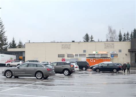 Automobilis su subraižytomis durelėmis stovėjimo aikštelėje