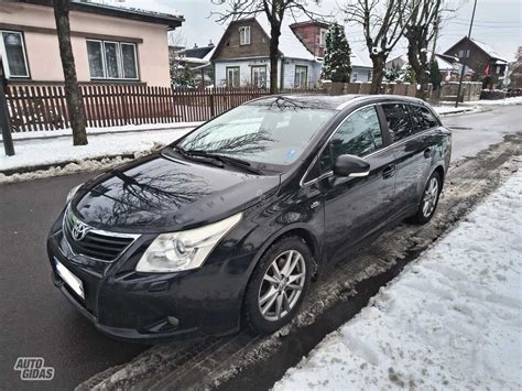 Toyota Avensis universalas šalia miesto infrastruktūros