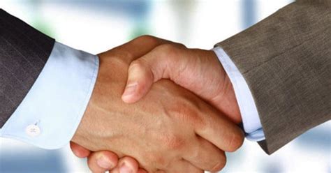 rankos paspaudimas simbolizuojantis pasitikėjimą ir garantiją