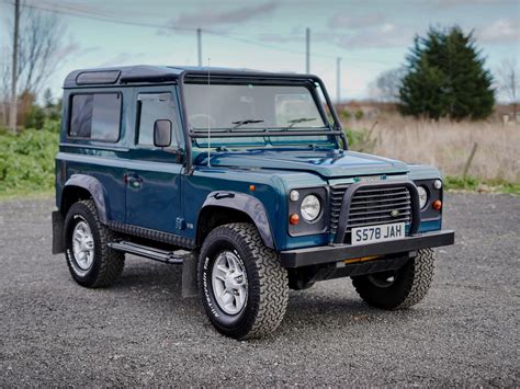 Land Rover Defender 90 arba 110 modelis