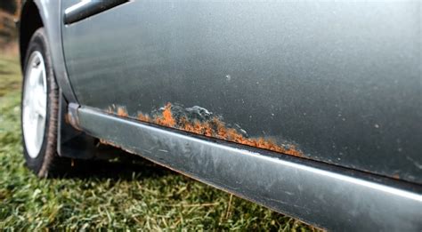 rūdžių pažeisto automobilio kėbulo nuotrauka
