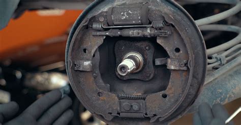 schematinis rankinio stabdžio trosų ir mechanizmo paveikslėlis