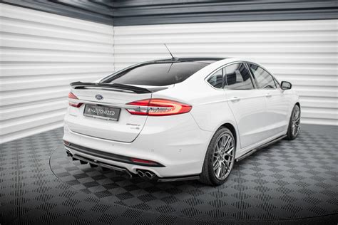 Ford Mondeo Sport automobilio priekinė dalis su įjungtais priekiniais žibintais