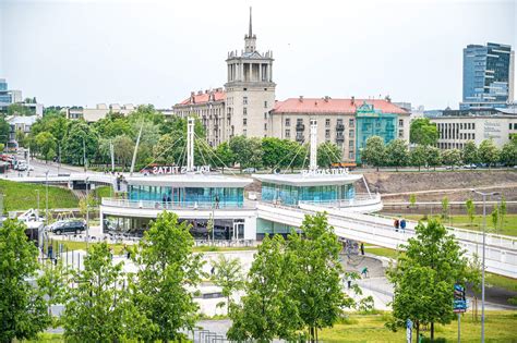 Teminis automobilio parodos prie Baltojo tilto vaizdas su išskirtiniais automobiliais ir minia žiūrovų