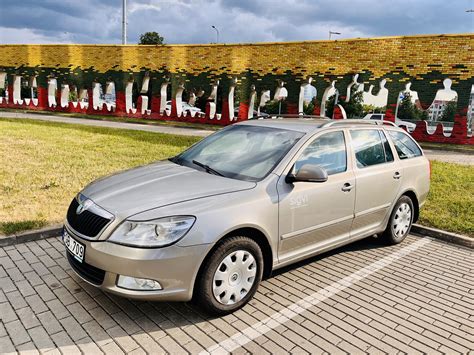 Teminė nuotrauka su „Škoda Octavia“ automobilio išore, galbūt kelyje ar miesto aplinkoje.