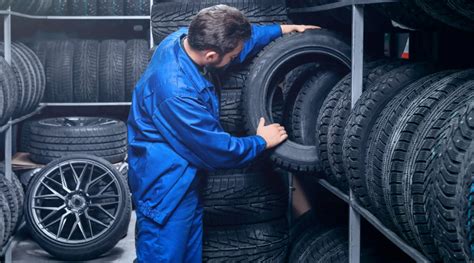 Iliustracija, rodanti automobilio ratų padėtį statant nuokalnėje prie kelkraščio